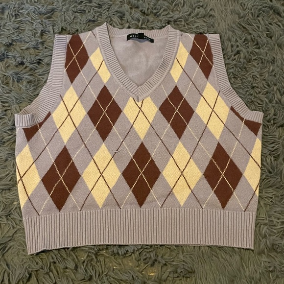 Sweaters - A diamond plaid sweater vest